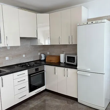 Comfortable & Bright 1-bedroom With Mountain View & Free Parking