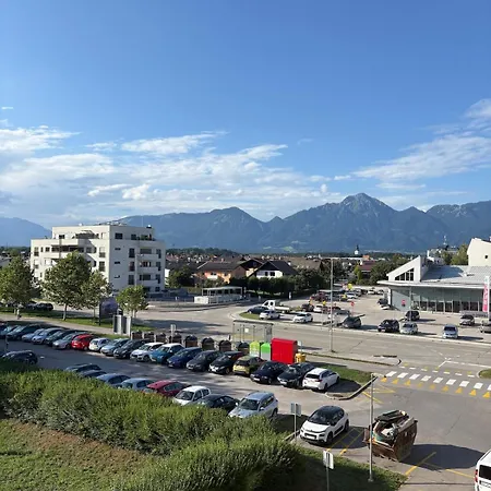 Comfortable & Bright 1-bedroom With Mountain View & Free Parking Apartmán