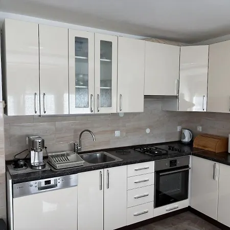 Comfortable & Bright 1-bedroom With Mountain View & Free Parking Apartmán
