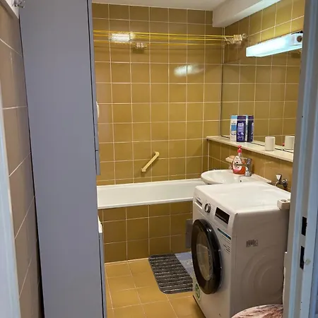 Comfortable & Bright 1-bedroom With Mountain View & Free Parking Apartmán