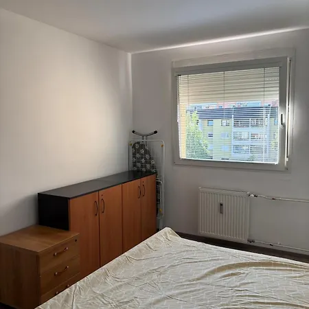Comfortable & Bright 1-bedroom With Mountain View & Free Parking Apartmán
