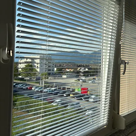 Comfortable & Bright 1-bedroom With Mountain View & Free Parking Apartmán *